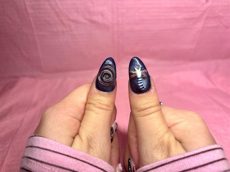 Thumbnails with a 3D spiral and a dragonfly